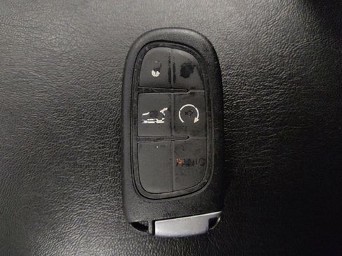 Used 2019 Jeep Cherokee Limited image 32