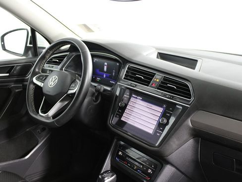 Used 2022 Volkswagen Tiguan SE w/ Panoramic Sunroof Package image 14