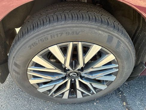 Certified 2024 Nissan Altima 2.5 SV w/ SV Premium Package AWD/4WD image 10