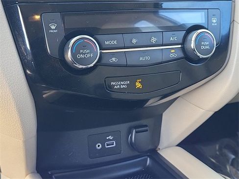 Used 2020 Nissan Rogue SV image 17