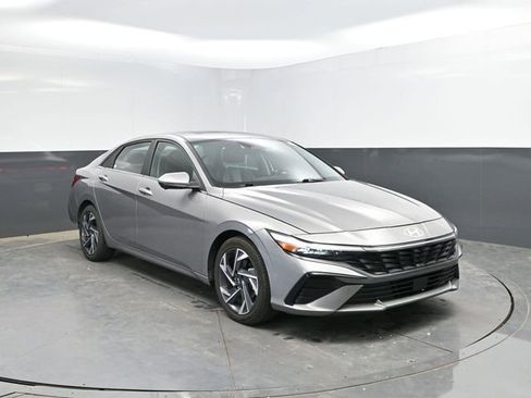 Used 2024 Hyundai Elantra Limited FWD image 4