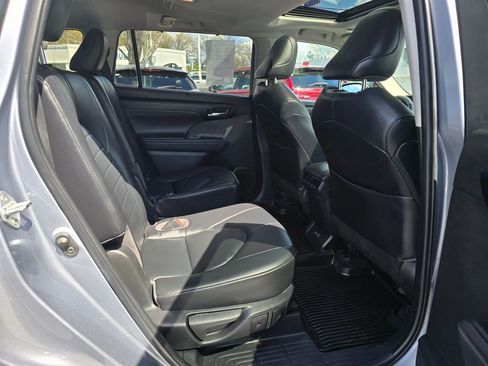 Used 2022 Toyota Highlander XLE AWD/4WD image 13