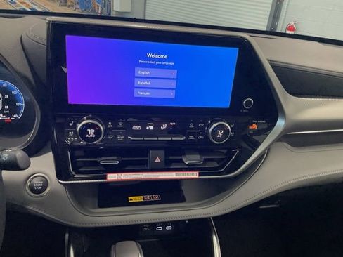 Used 2026 Toyota Highlander Platinum AWD/4WD image 16