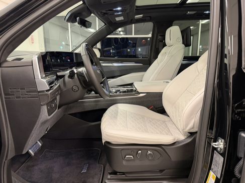 Used 2025 Cadillac Escalade V image 24