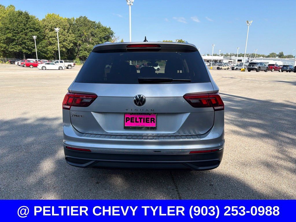 Used 2023 Volkswagen Tiguan SE w/ Panoramic Sunroof Package FWD image 7