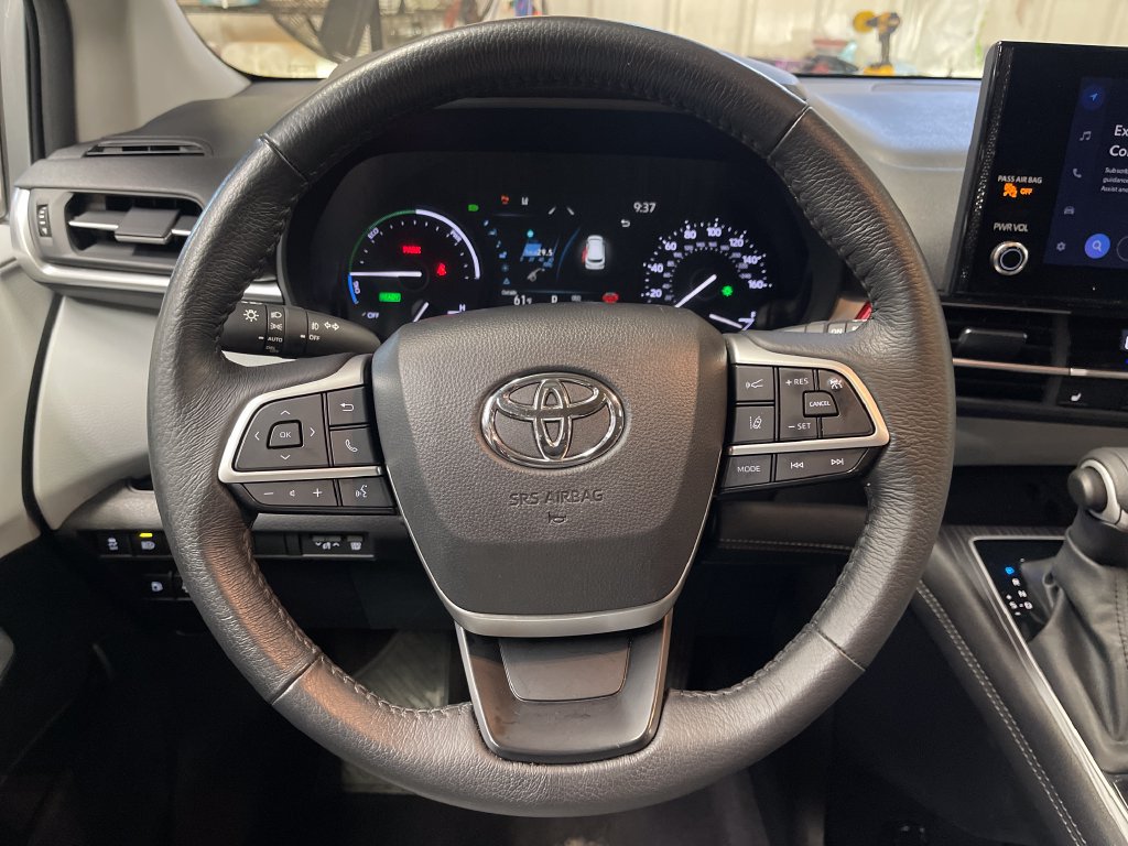 Certified 2025 Toyota Sienna XLE FWD image 19