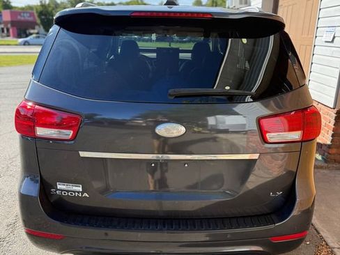 Used 2017 Kia Sedona LX w/ LX Essentials Premium Package image 5