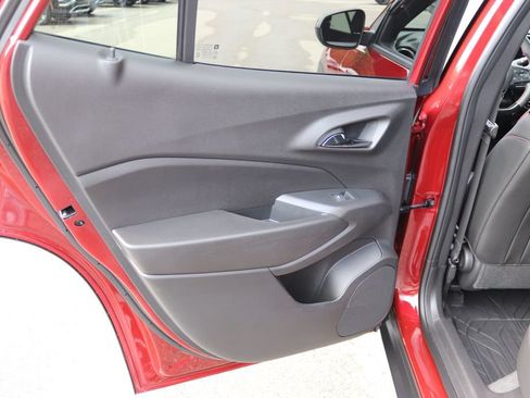 Used 2025 Chevrolet Trax RS w/ Driver Confidence Package FWD image 9