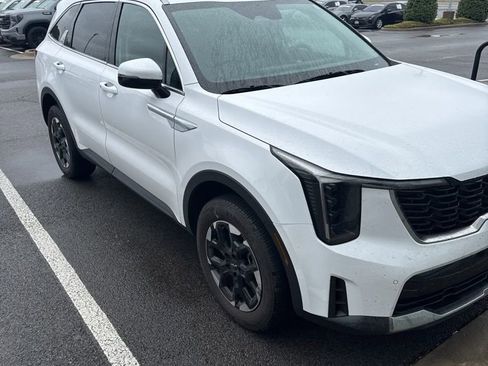 Used 2025 Kia Sorento S image 5