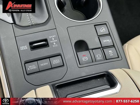 Used 2023 Toyota Highlander XLE AWD/4WD image 38