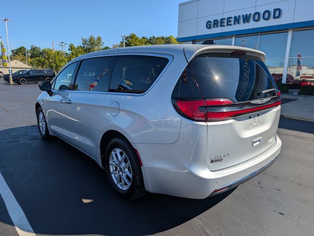 Used 2024 Chrysler Pacifica Touring-L FWD image 3