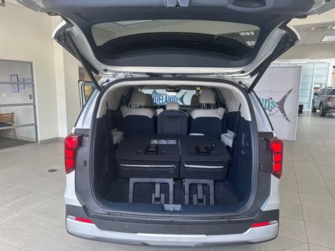 Used 2025 Kia Carnival EX FWD image 10