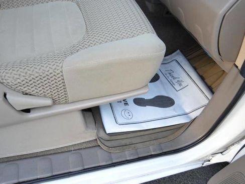 Used 2010 Nissan Frontier SE image 30