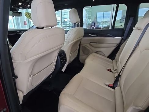 Used 2025 Jeep Grand Cherokee Limited w/ Luxury Tech Group II AWD/4WD image 19