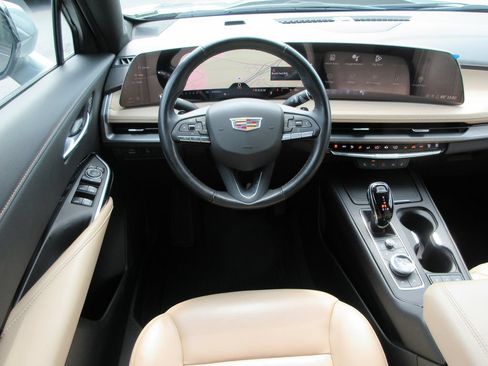 Certified 2024 Cadillac XT4 Luxury w/ Cold Weather Package FWD image 16