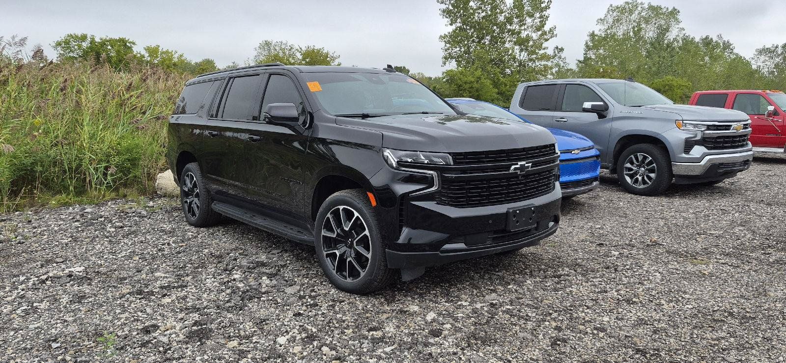 Used 2024 Chevrolet Suburban RST w/ Luxury Package AWD/4WD image 2