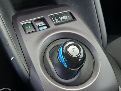 Used 2025 Nissan Leaf S image 24