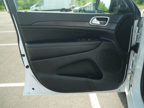 Used 2018 Jeep Grand Cherokee Altitude RWD image 14