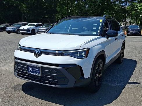 Certified 2025 Volkswagen Taos SE image 4