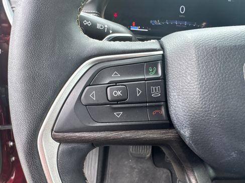 Used 2025 Jeep Grand Cherokee Limited AWD/4WD image 34