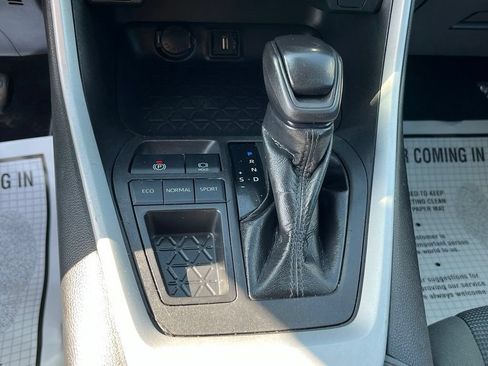 Used 2021 Toyota RAV4 LE FWD image 20