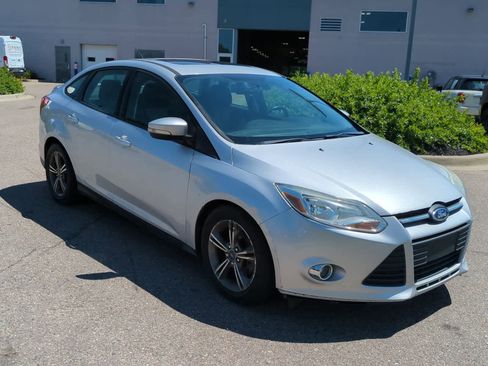 Used 2014 Ford Focus SE w/ SE Sport Package image 2
