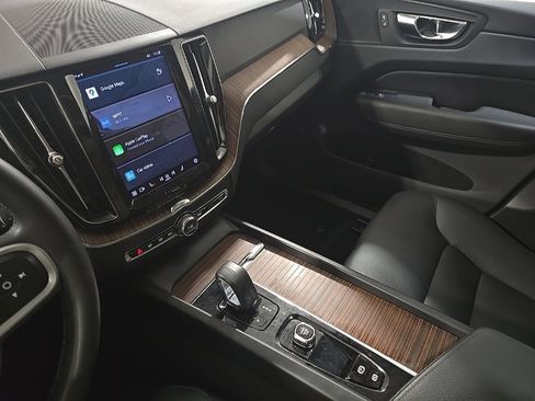 Used 2022 Volvo XC60 B5 Momentum image 11