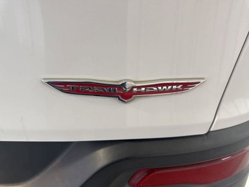 Used 2017 Jeep Cherokee Trailhawk AWD/4WD image 13