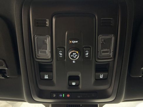 Used 2025 Chevrolet Suburban Z71 w/ Comfort Package AWD/4WD image 27