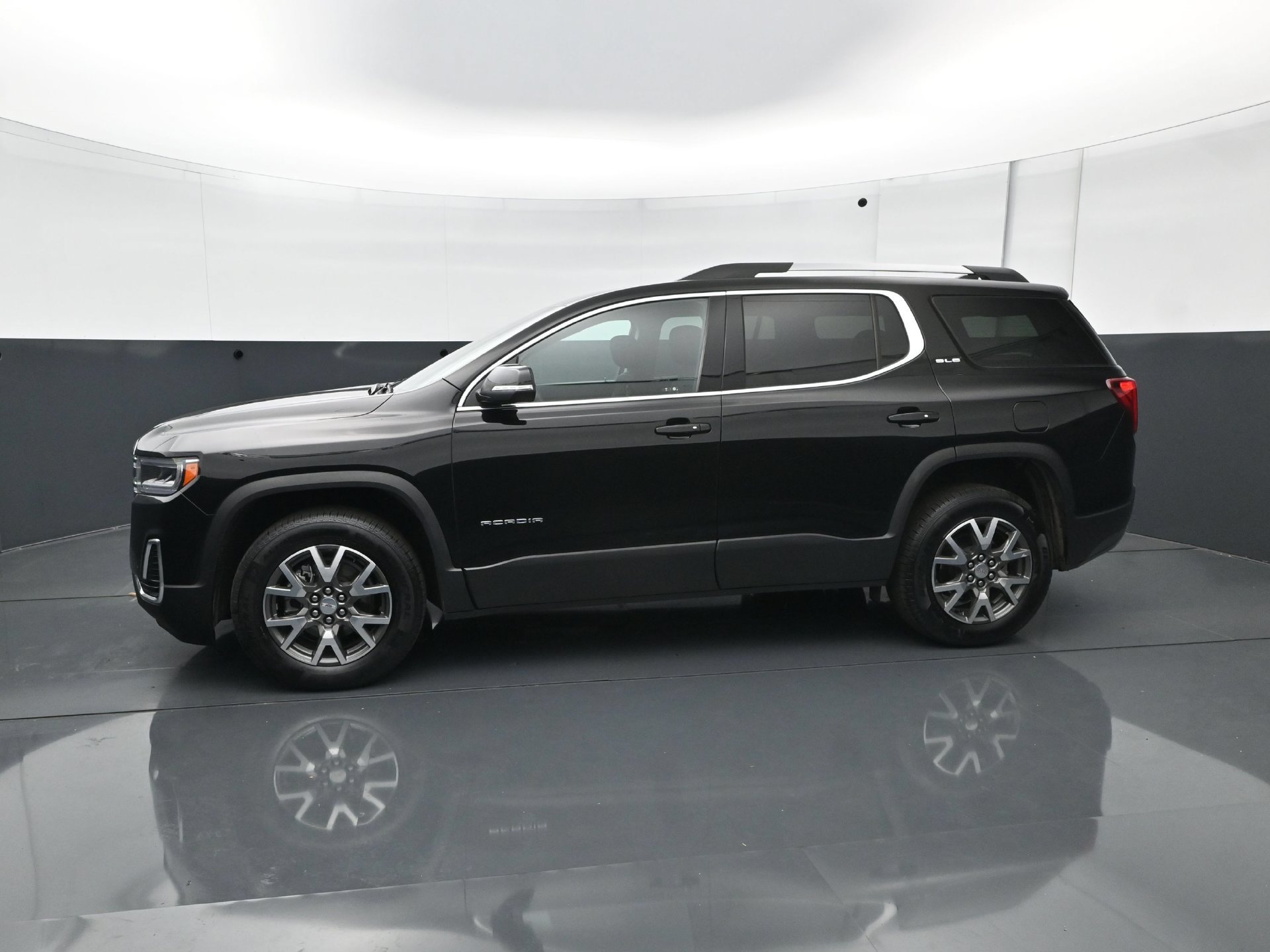 Used 2023 GMC Acadia SLE w/ Driver Convenience Package AWD/4WD image 3