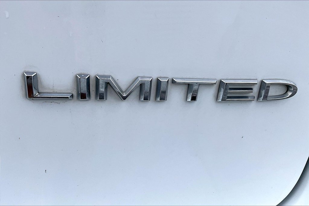 Used 2023 Chrysler Pacifica Limited FWD image 8