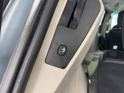 Used 2013 Chrysler Town & Country Touring image 11