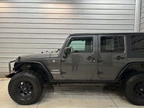 Used 2017 Jeep Wrangler Unlimited Sport AWD/4WD image 3