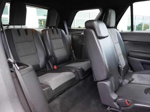 Used 2015 Ford Explorer XLT w/ Equipment Group 202B AWD/4WD image 18