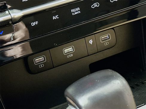 Used 2022 Kia Carnival EX image 30