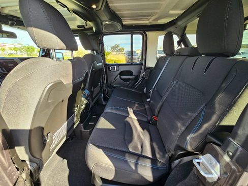 Used 2025 Jeep Wrangler Unlimited Rubicon 4xe w/ Convenience Group AWD/4WD image 20