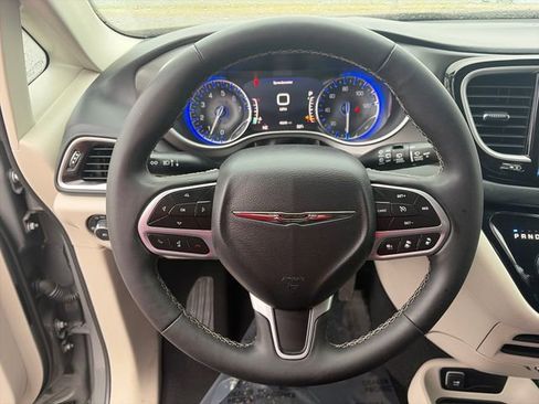 Used 2023 Chrysler Pacifica Touring-L FWD image 28