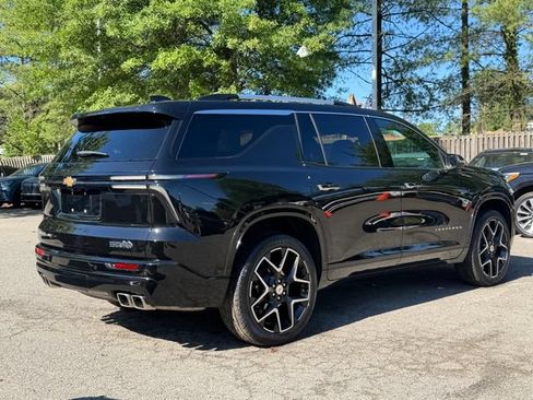 Used 2025 Chevrolet Traverse High Country w/ LPO, Floor Liner Package AWD/4WD image 5