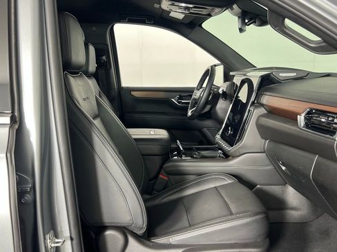 Used 2025 GMC Yukon XL Denali image 33