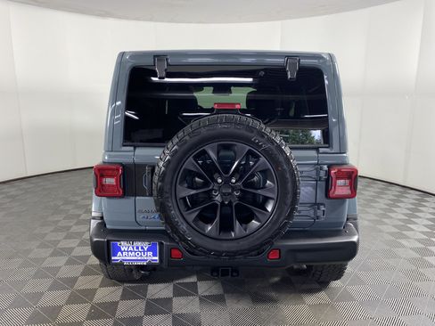 Used 2025 Jeep Wrangler Unlimited Sahara AWD/4WD image 9