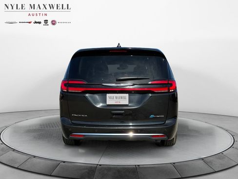 Used 2024 Chrysler Pacifica Select image 15