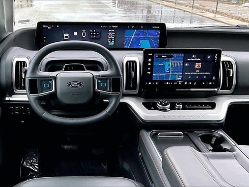 Certified 2025 Ford Expedition Active image 5