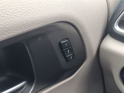 Used 2021 Chrysler Pacifica Touring-L image 23