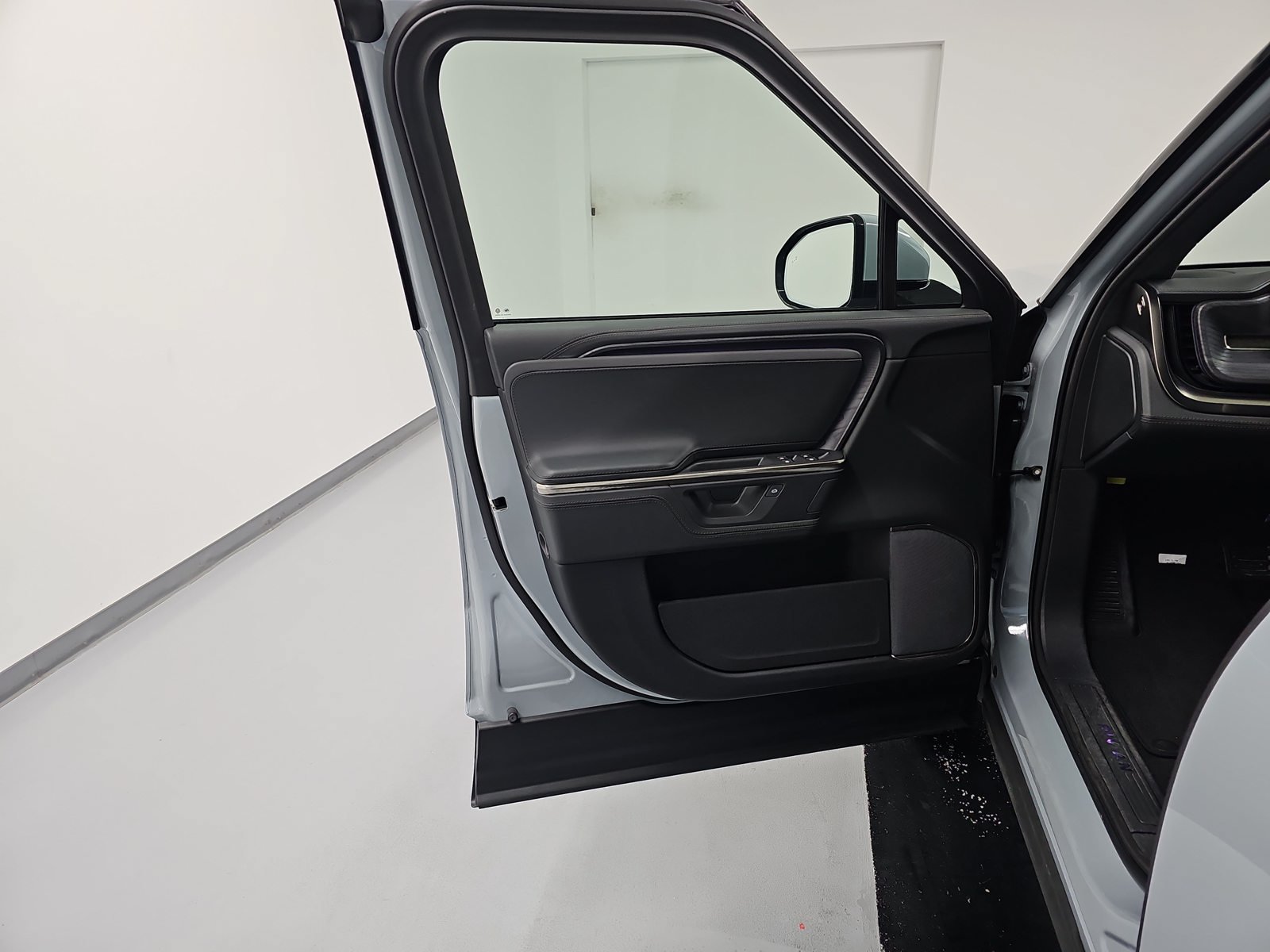 Used 2025 Rivian R1T Adventure Dual AWD/4WD image 16