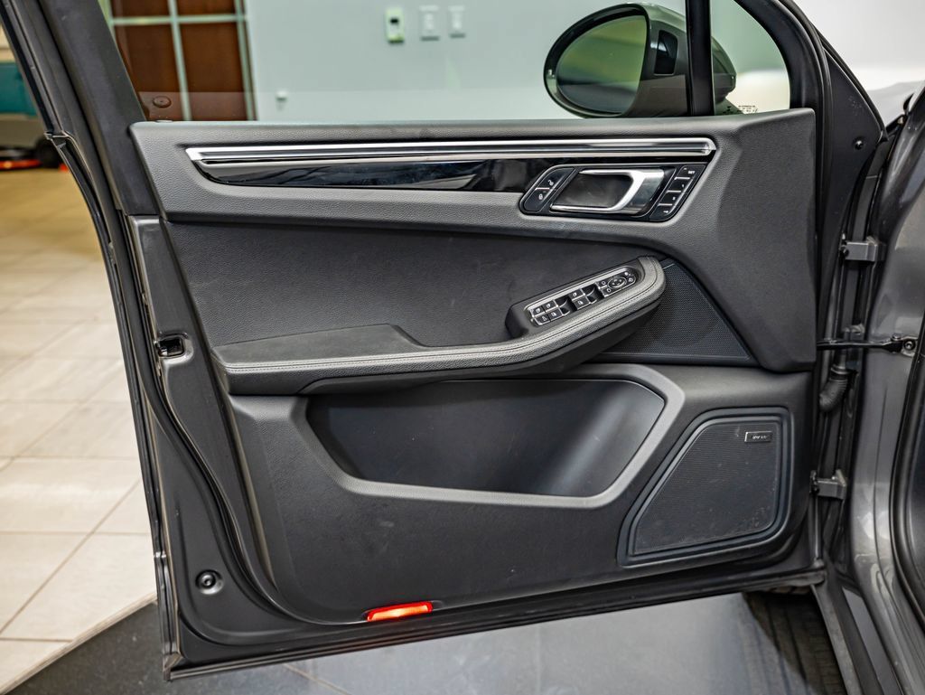 Used 2018 Porsche Macan AWD/4WD image 20