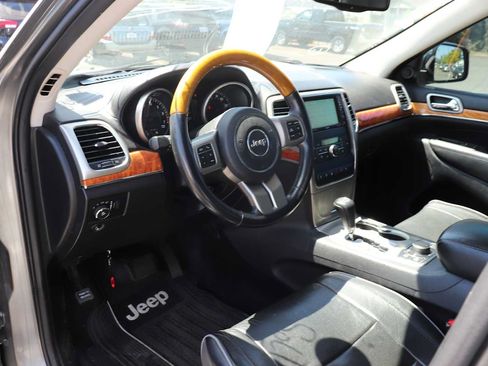 Used 2013 Jeep Grand Cherokee Overland w/ Advance Technology Group AWD/4WD image 10