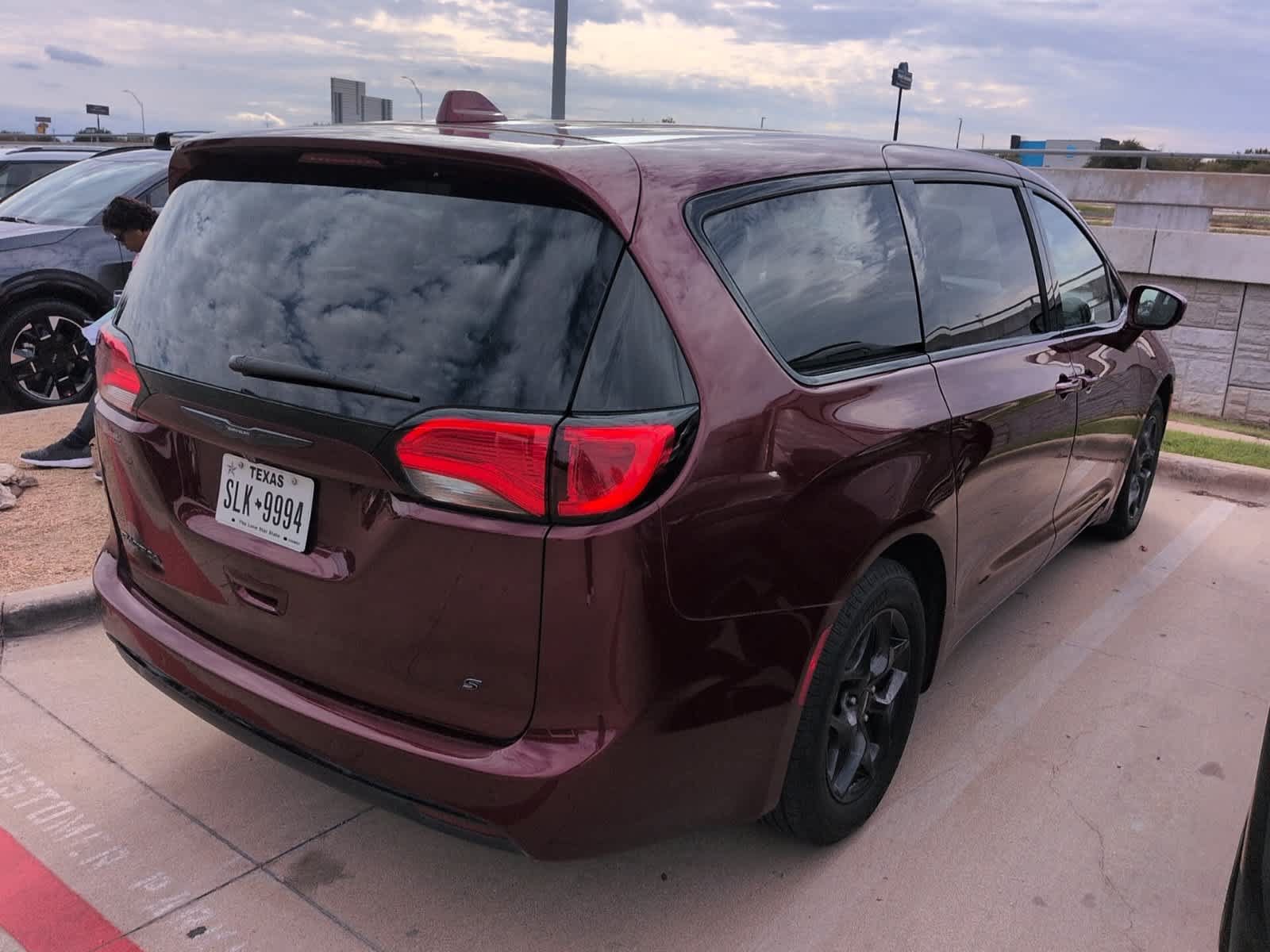 Used 2020 Chrysler Pacifica Touring w/ S Appearance Package FWD image 4