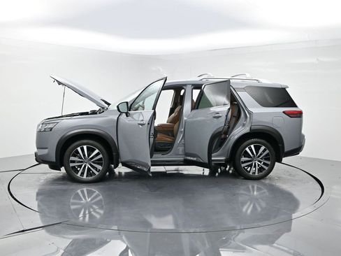 Used 2024 Nissan Pathfinder Platinum w/ Cargo Package image 28