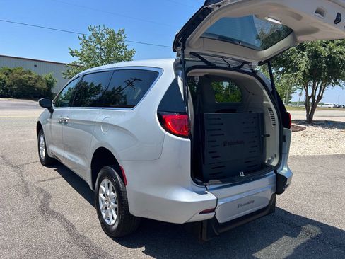 Used 2022 Chrysler Voyager LX FWD image 7