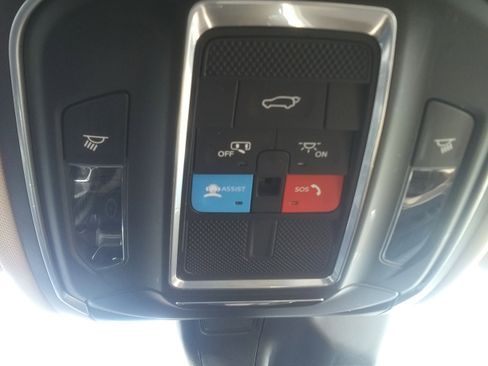 Used 2022 Jeep Grand Cherokee Limited w/ Luxury Tech Group II image 21